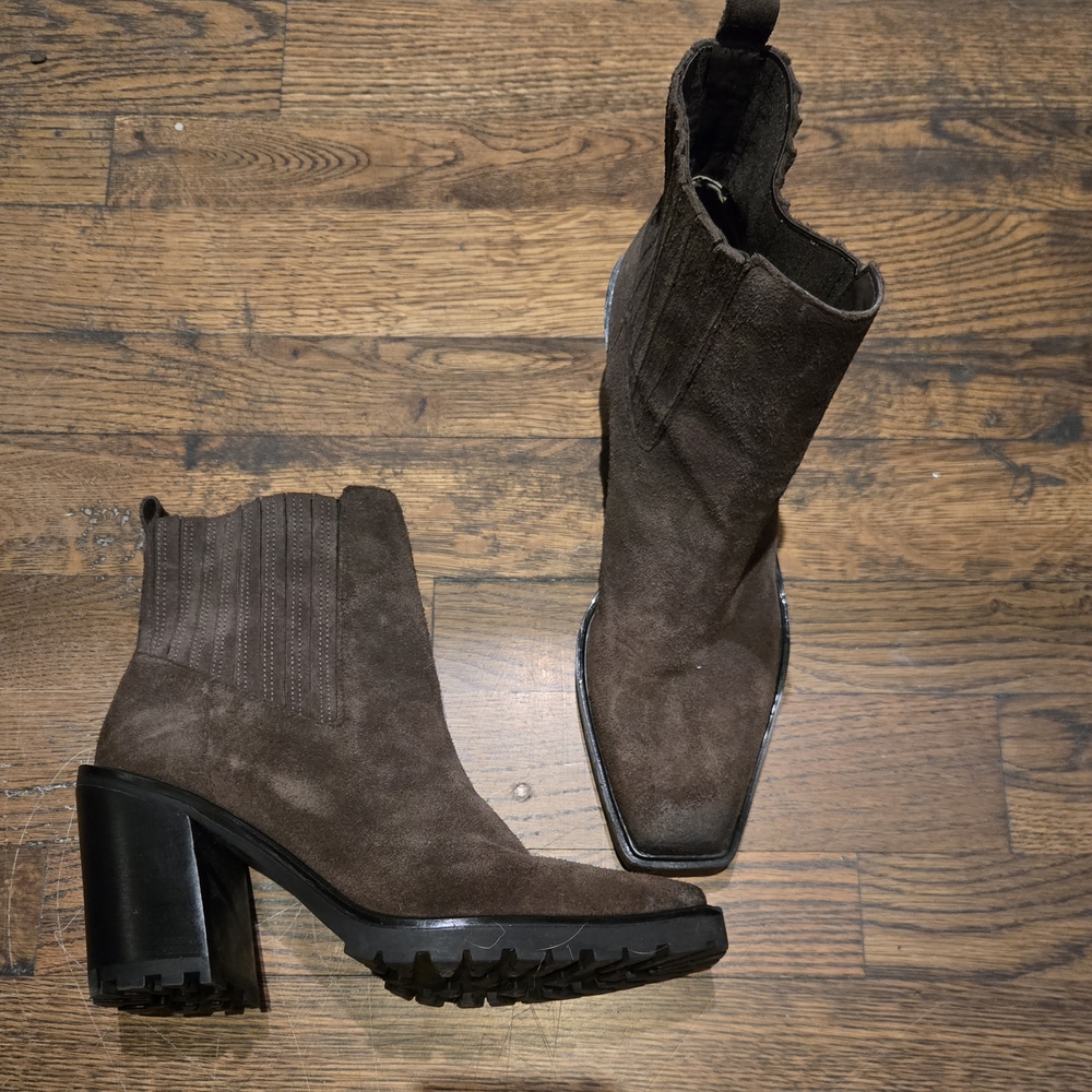 NEW Brown Suede Boots.